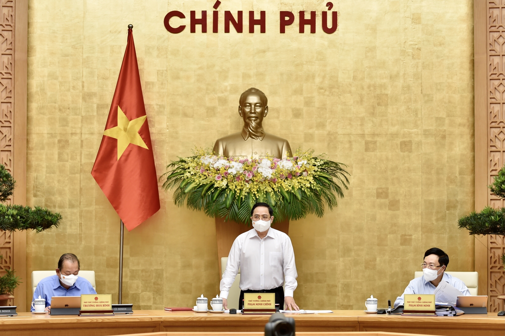 范明正总理主持召开政府4月份例行会议